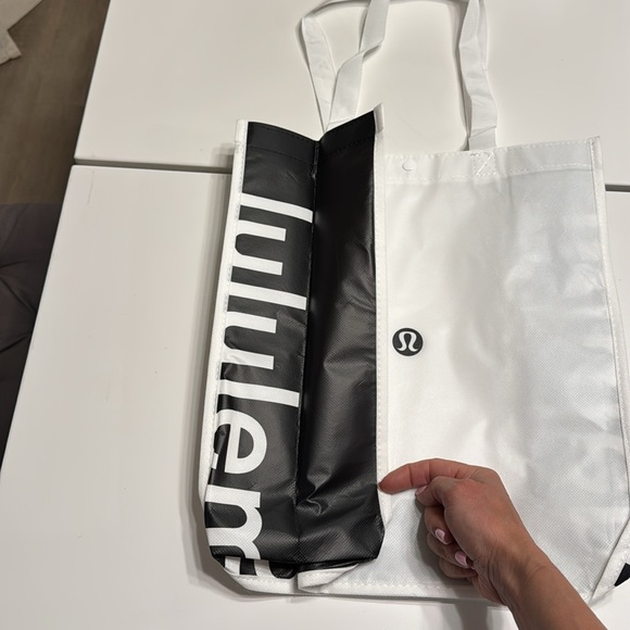 Lululemon High-Rise Crop Align 21” leggings in icing blue & large shopping bag - Picture 11 of 11
